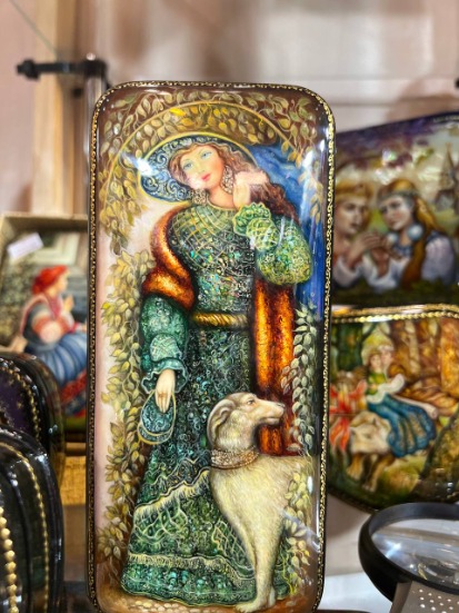 Bijou Fait Main, Boîte Artisanale, Poupée d'Art - Les Merveilles de l'Est | Article ID: 10032